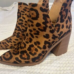 Kathemoi Ankle V Cutout Pointed Toe Chunky Stacked Mid Heel Booties/Shooties